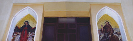 Riposizionamento dei mosaici dopo l'intervento di restauro, nelle nicchie della facciata della chiesa